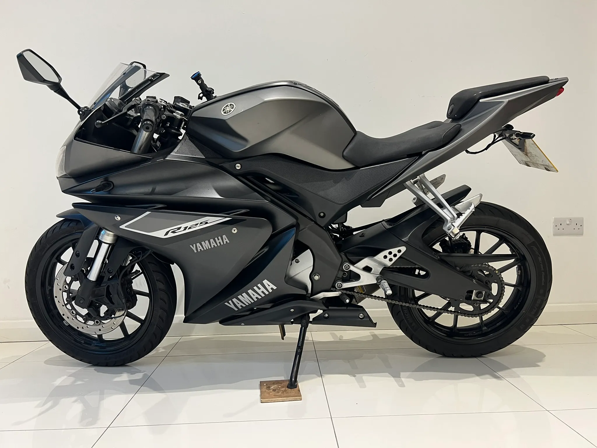 2016 Yamaha YZF-R125 ABS — detail 2